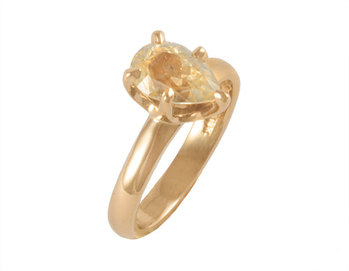18k yellow gold ring with pear-shaped yellow sapphire