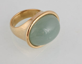 Yellow gold ring with moonstone.