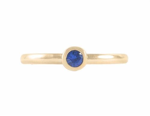 Blue sapphire, 18k yellow gold skinny ring.