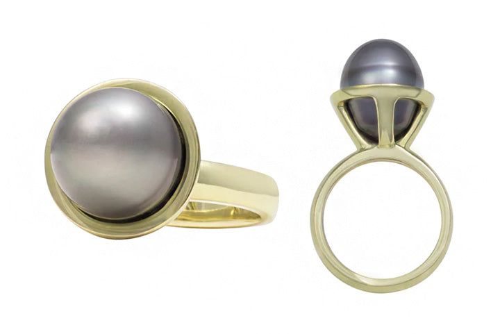Grey pearl ring 18k green gold.