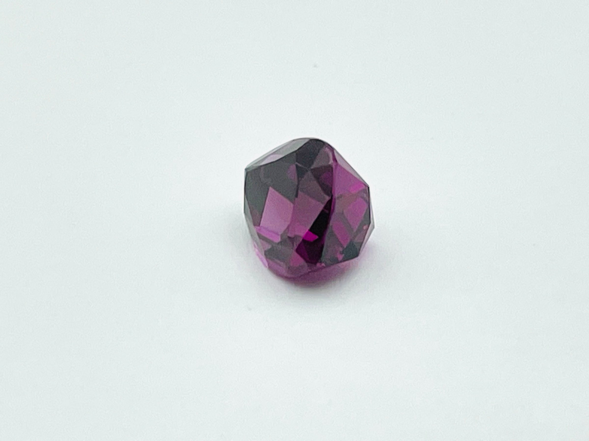 Rhodolite garnet, fancy cut.