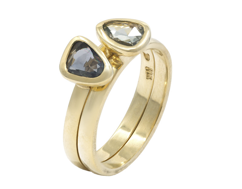 Pair of matching rings 18k green gold grey sapphires