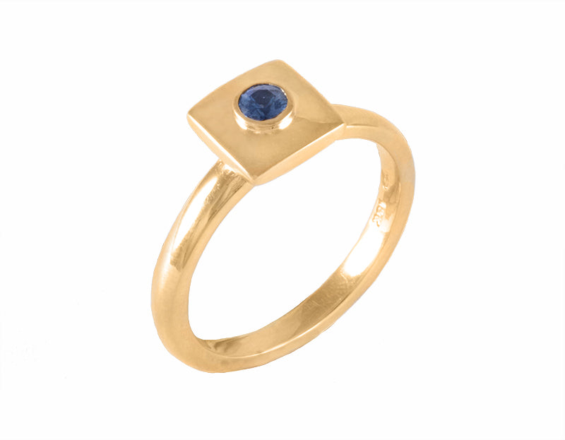 18k yellow gold ring with blue sapphire