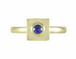 18k green gold ring with purple-blue sapphire