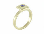 18k green gold ring with purple-blue sapphire