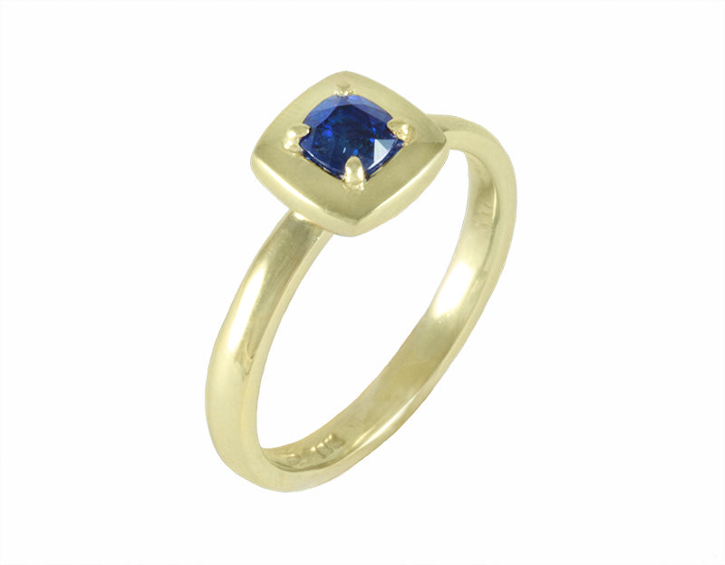 18k green gold ring with blue sapphire