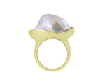 Very large ring with Mabé pearl in green gold .