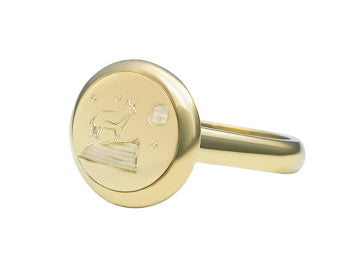 Medium oval signet ring in green 18k gold with whimsical wolf engraving.
