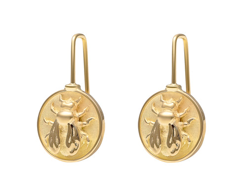 Round drop earrings in yellow gold with bee carved in relief on shepherd's hooks.