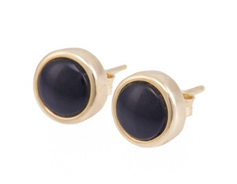 Small round studs in yellow gold with black onyx in centre.