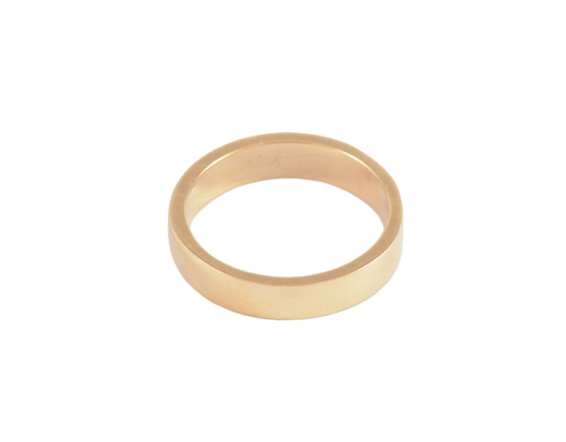 Flat narrow band in rose gold.