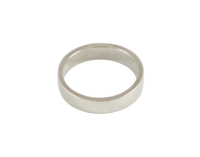 Flat narrow band in white gold.