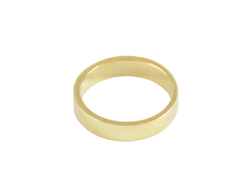 Flat narrow band in yellow gold.