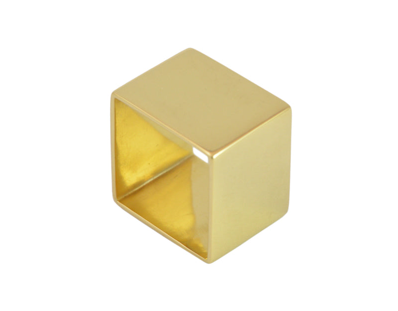 Very wide square band, like a cube, in yellow gold.