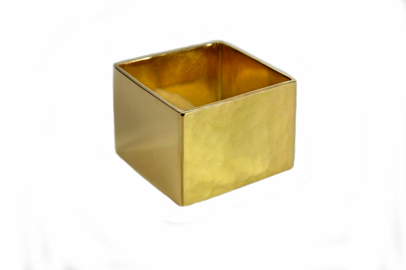 Very wide square band, like a cube, in yellow gold. Hammered on two sides, smooth on the other two sides.