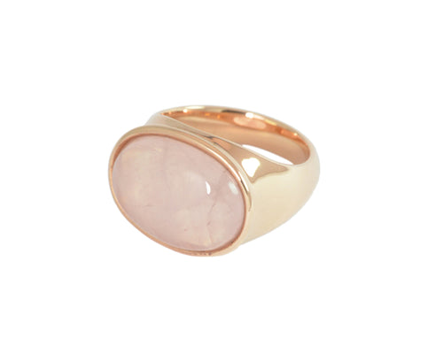 Rose gold ring with cabochon of oval pink quartz.