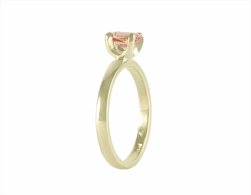 18k green gold ring, peach coloured sapphire