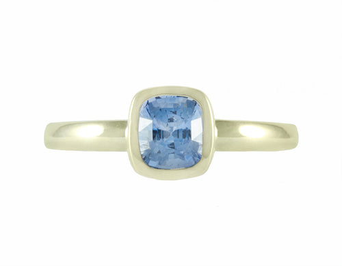 blue sapphire in 18k green gold ring.