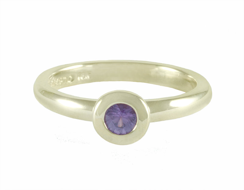 Purple sapphire in 18k green gold ring.