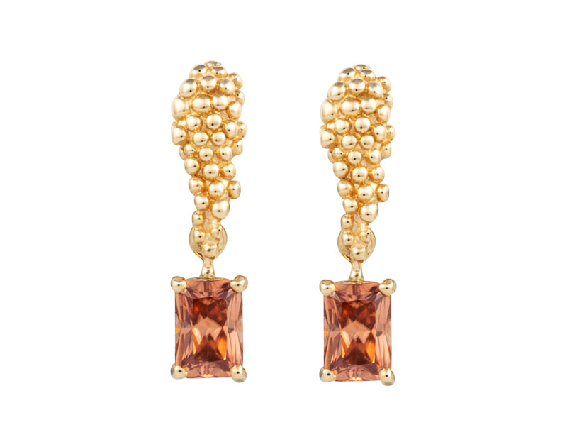 Pair of yellow gold studs in the shape of a bunch of grapes carved in detail in relief. Hanging from the bottom are a pair of rectangular golden zircons.
