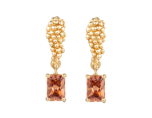 Pair of yellow gold studs in the shape of a bunch of grapes carved in detail in relief. Hanging from the bottom are a pair of rectangular golden zircons.