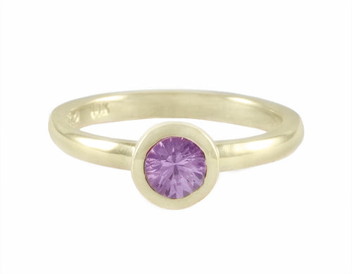 Pink sapphire ring in 18k green gold.
