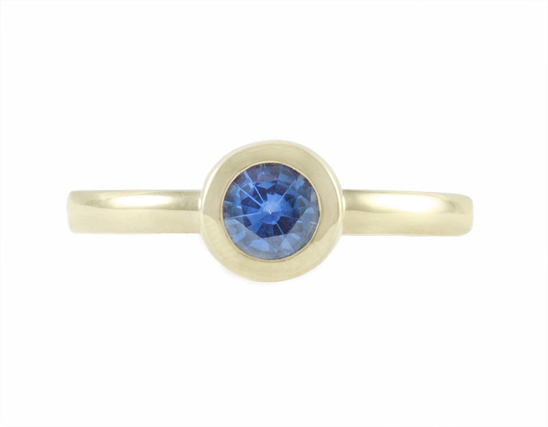 Purple-blue sapphire in 18k green gold ring.