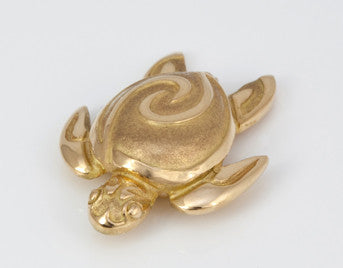 Sculpted sea turtle pendant in yellow gold.