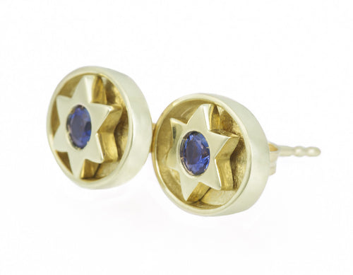 Green gold stud earrings with blue sapphire.