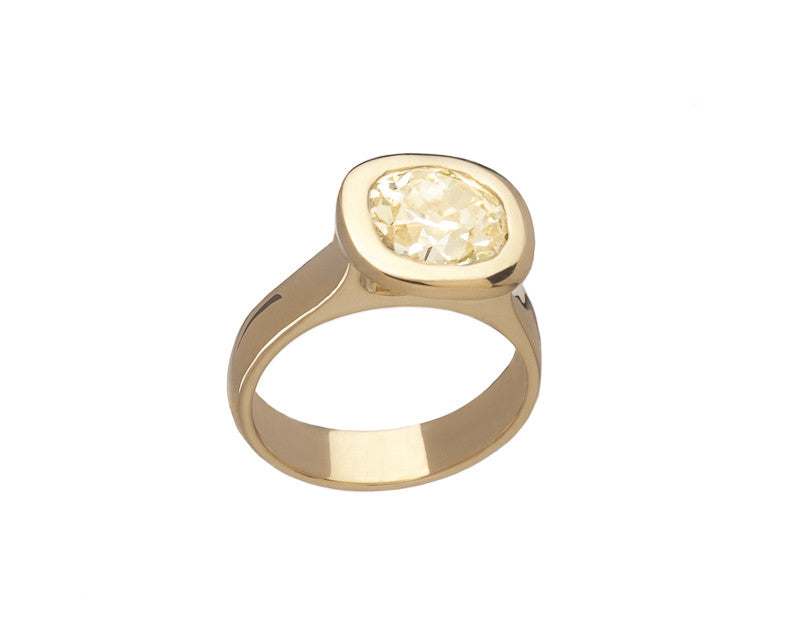 Large yellow diamond in yellow gold ring.