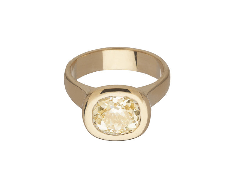Large yellow diamond in yellow gold ring.