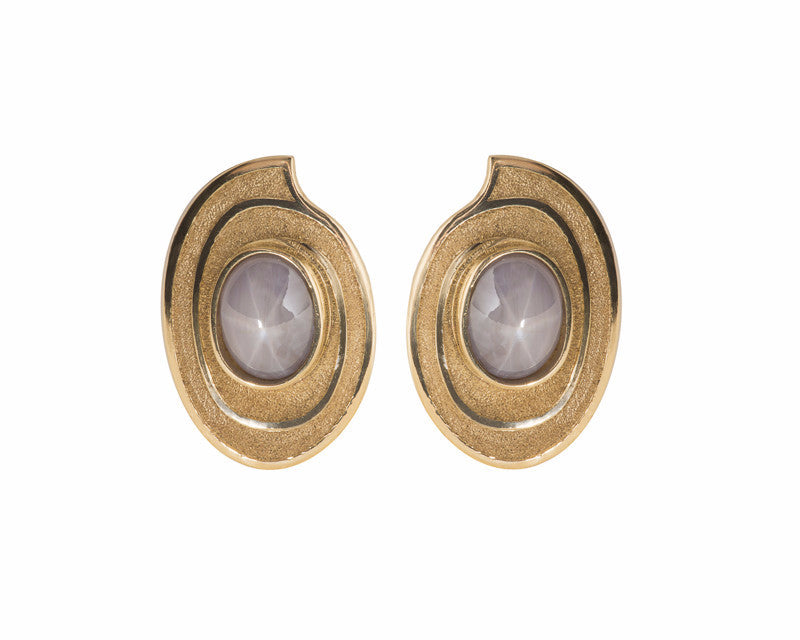 Start sapphire gems set in yellow gold earrings.