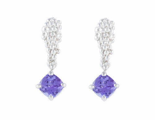 Studs in yellow gold like a bunch of grapes. Green oval gems hanging from the ends. 